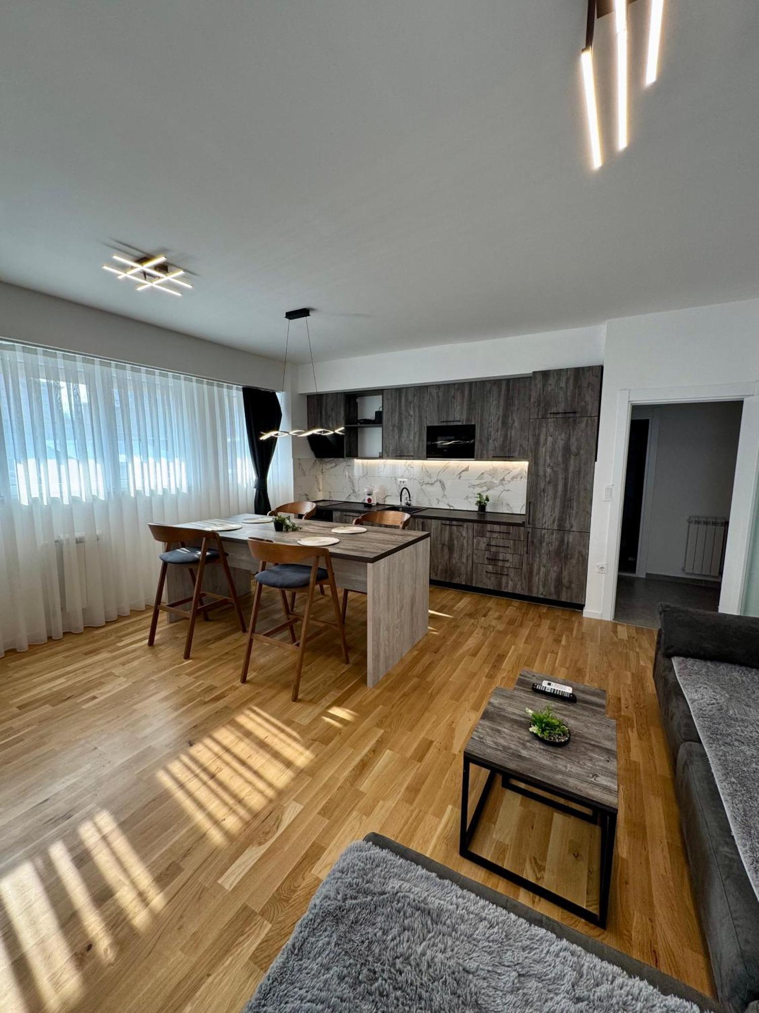 Downtown Riverside Apartments Skopje Bagian luar foto