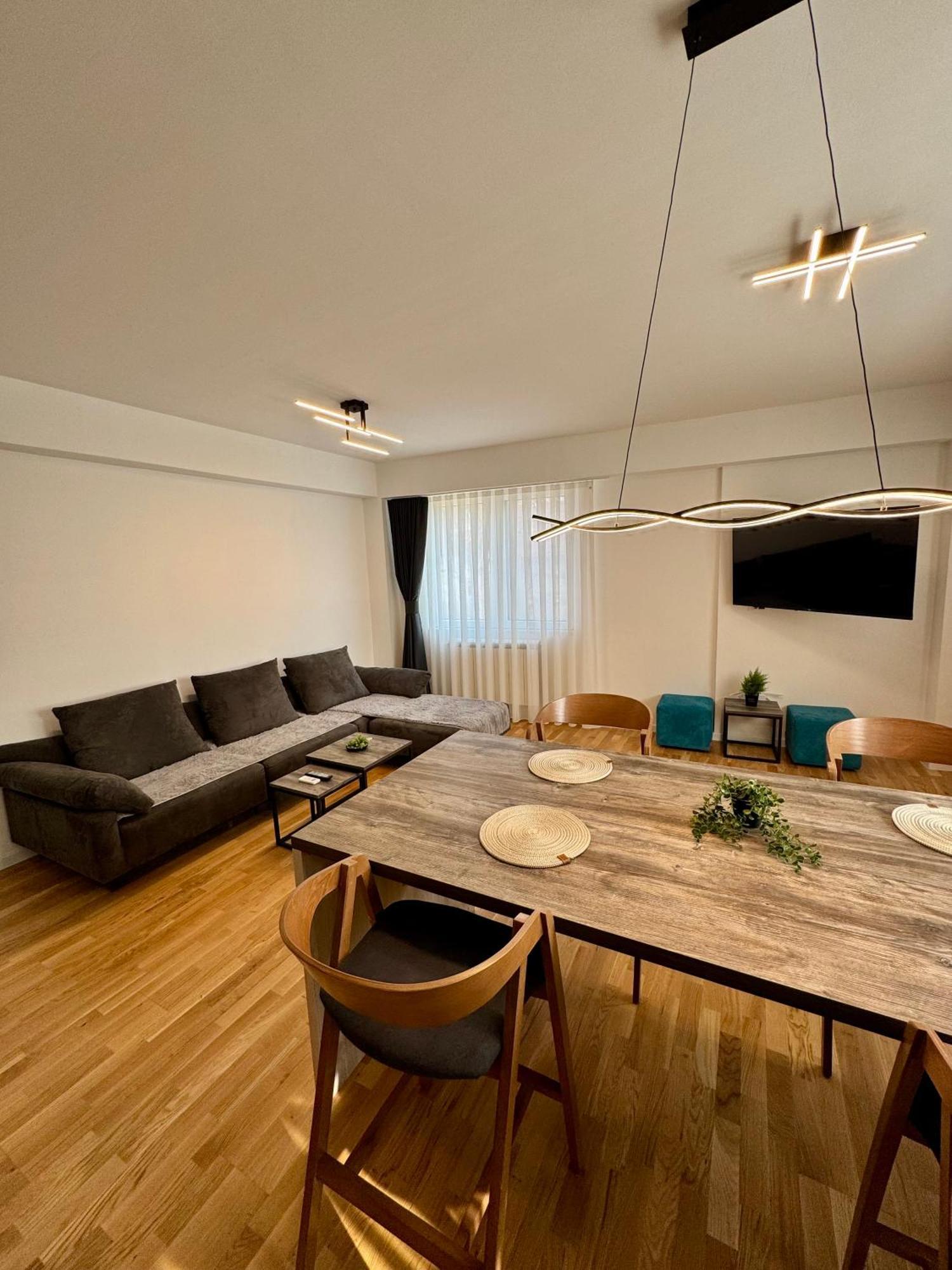 Downtown Riverside Apartments Skopje Bagian luar foto